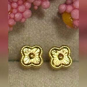 18k SD Gold Stud Flower Earrings 💯 Real Gold Pawnable LW Only